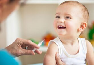 پدر و مادر؛ واکسیناسیون کودکان را جدی بگیرید پدر و مادر؛ واکسیناسیون کودکان را جدی بگیرید