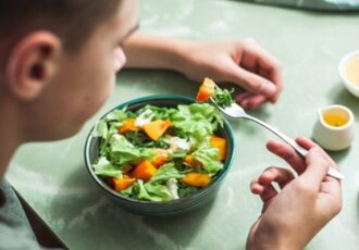 نقش تغذیه مناسب در پیشگیری از گرمازدگی نقش تغذیه مناسب در پیشگیری از گرمازدگی