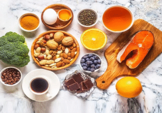 غذاهایی که به سلامت مو آسیب میزنند؛ عامل پنهان ریزش مو در رژیم غذایی غذاهایی که به سلامت مو آسیب میزنند؛ عامل پنهان ریزش مو در رژیم غذایی