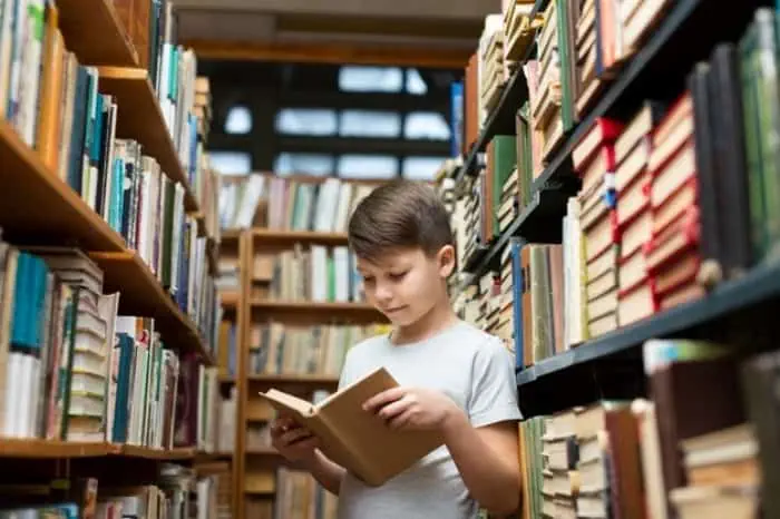 میانگین مطالعه روزانه ایرانی‌ها ۱۱ دقیقه؛ کتاب کاغذی همچنان محبوب‌ترین انتخاب