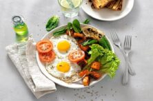 ۶ خوراکی مناسب برای صبحانه سالمندان و حفظ سلامت روزانه